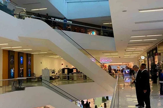 Centro comercial con letras corporativas