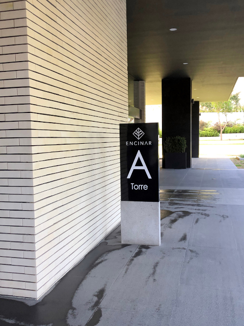 Torres corporativas con letras 3D