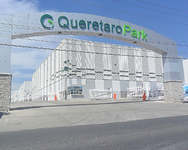 Parque industrial con letras corporativas